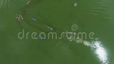 在水上竞渡时，划艇和SUP板上的空中自上而下绕过浮标